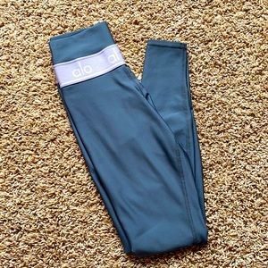 Never worn ALO YOGA leggings; Size XS